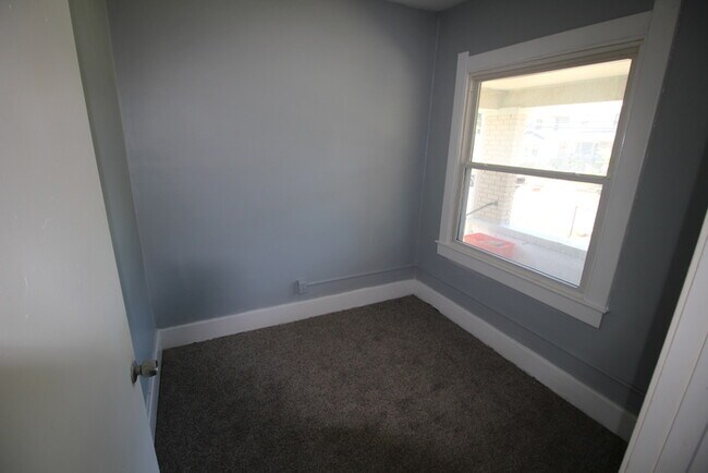 Building Photo - 3 Bedroom Duplex