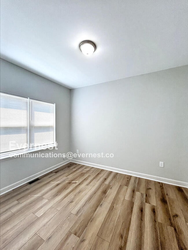 Building Photo - 212 Malvern Dr SW