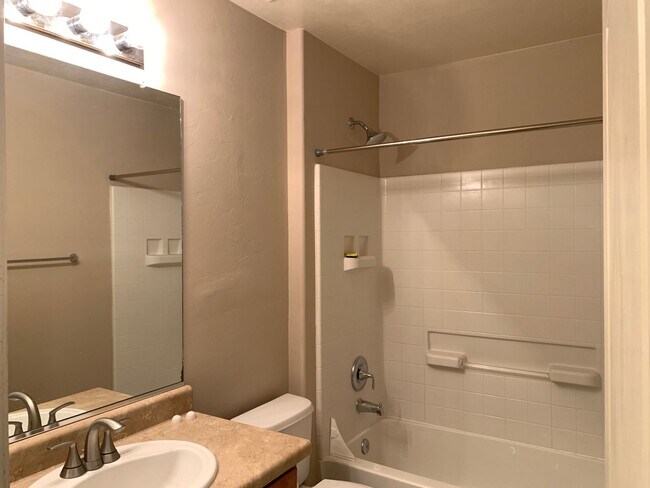 Building Photo - 3Bdm 2Ba Home, Popular Location, Available...