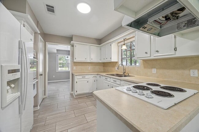 Building Photo - 13910 E Cypress Forest Dr