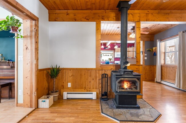 Building Photo - Spacious 4-Bedroom Home in the Heart of Sh...