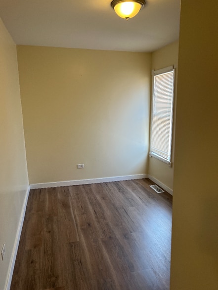 Building Photo - 705 W 81st St