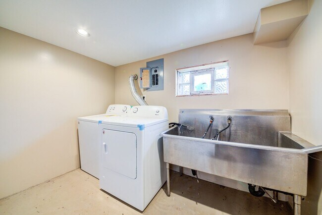 Building Photo - Stunning 3 bedroom home in Bon Air availab...