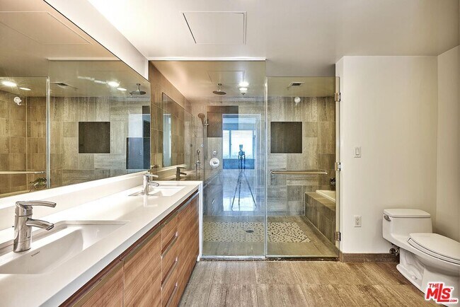 Building Photo - 3785 Wilshire Blvd