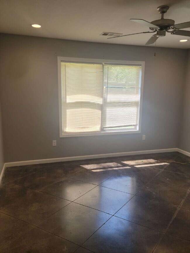 Building Photo - "Chic 2-Bedroom Duplex with Granite Elegance at 708-1 Freeman Street, Jonesboro!"
