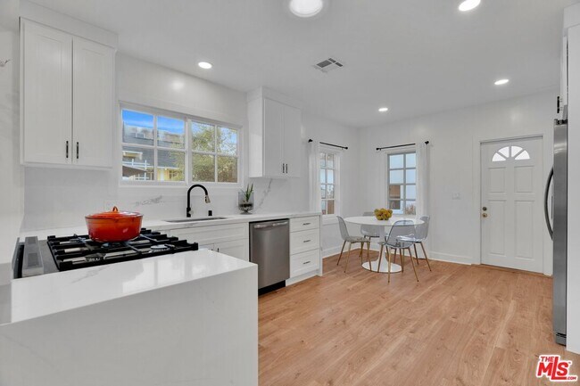 Building Photo - 653 N W Knoll Dr