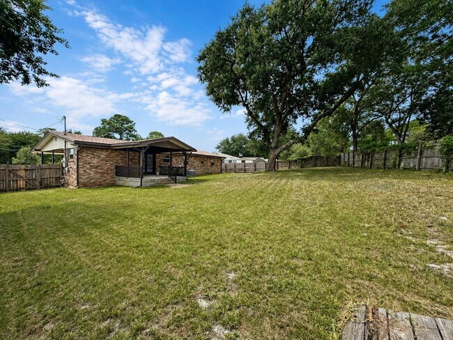 Building Photo - "Charming 3-Bedroom Oasis in Fort Walton Beach!"