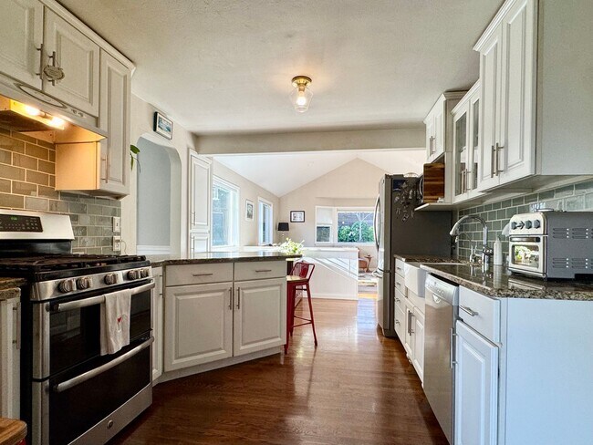 Building Photo - View Ridge Home