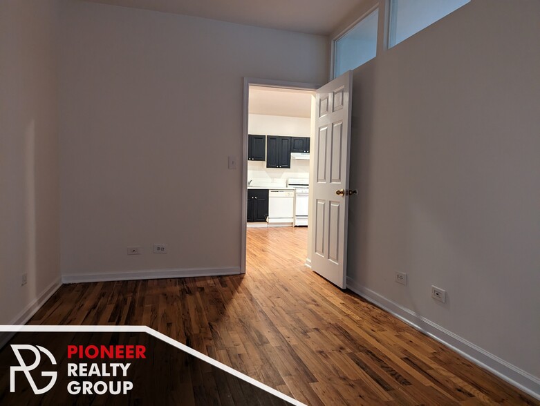 Building Photo - 914 W Dakin St