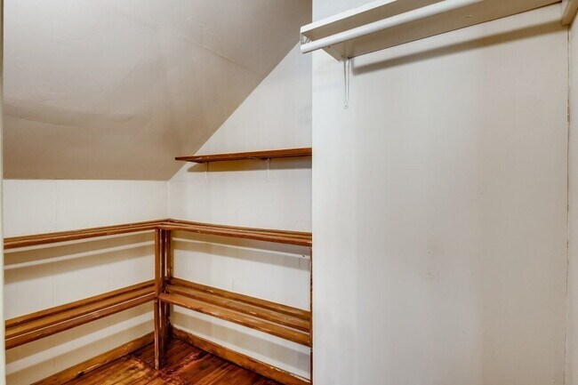Building Photo - Charming Brick Cottage near Vanderbilt