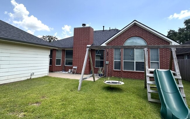 Building Photo - 8739 Saratoga Dr