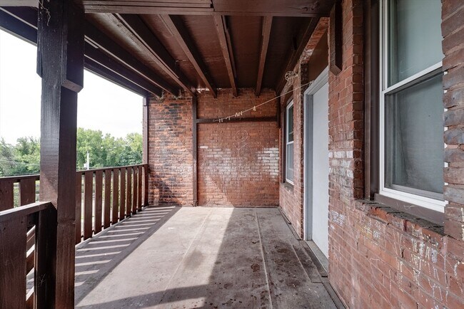 Building Photo - 660 S Bridge St