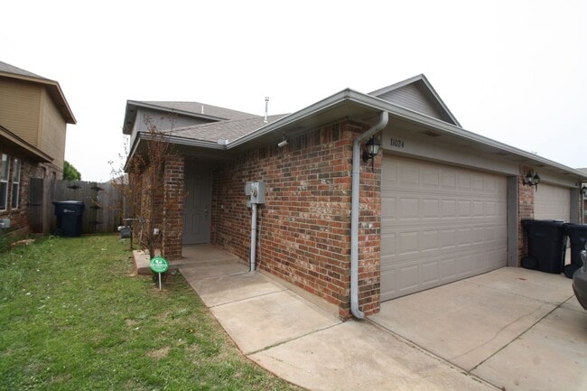 Building Photo - Great location in Yukon! 3 Bed Duplex