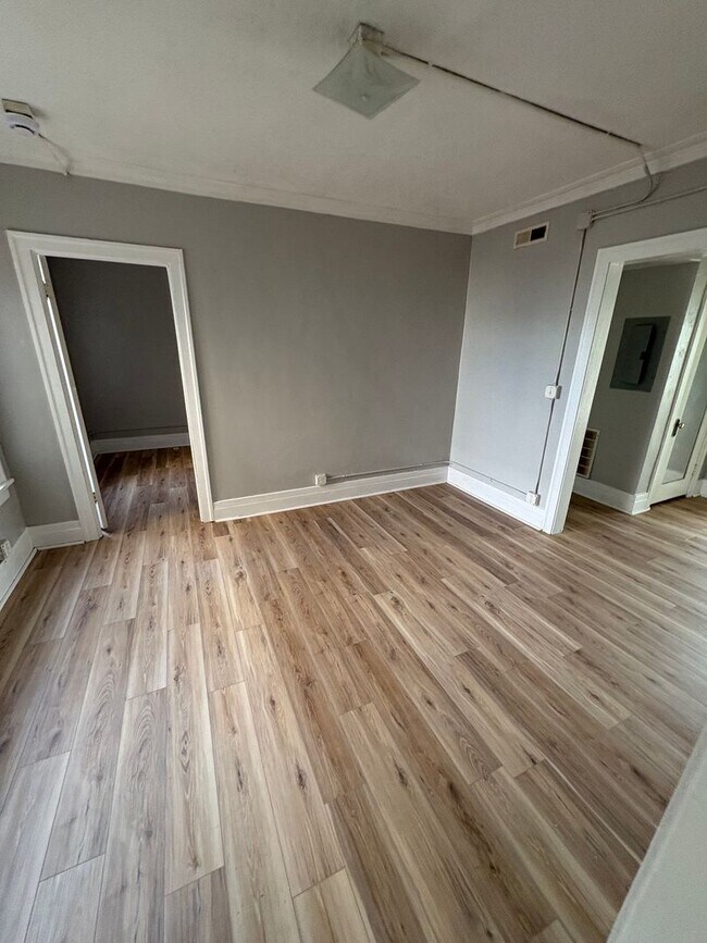 Building Photo - 805 W 4th St