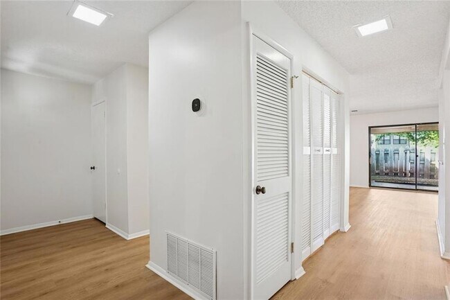 Building Photo - 2035 Powers Ferry Trce SE