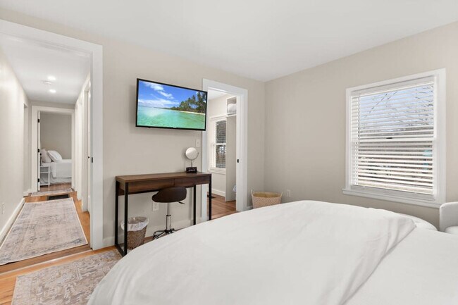 Building Photo - 29 Versailles Ave