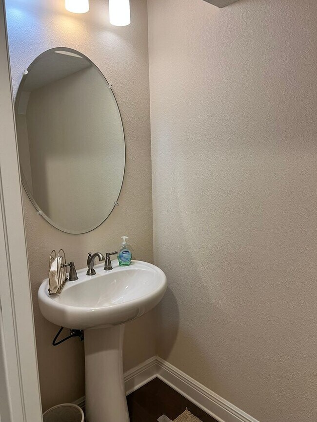 Building Photo - 115 N Arrawana Ave