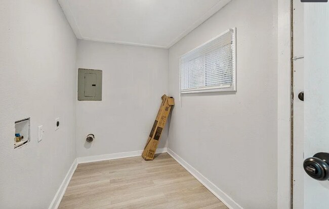 Building Photo - Charming 2 Bedroom Home on a Large Private Lot!