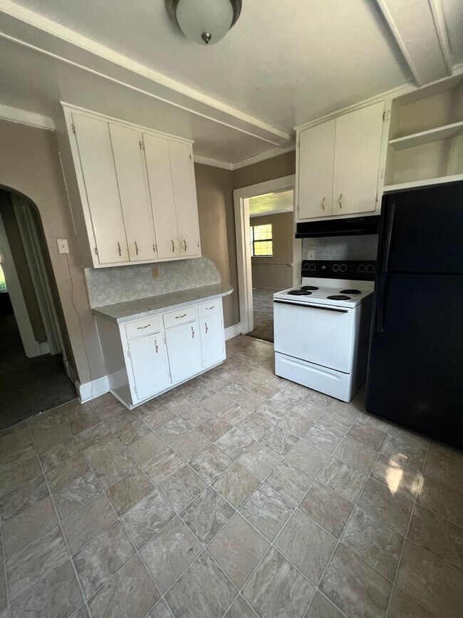 Building Photo - 2 bedroom/1 bathroom
