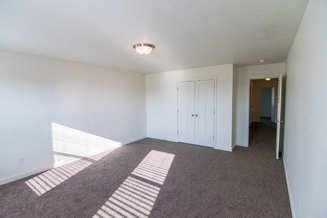 Building Photo - THE LOCHS! Gorgeous Townhome