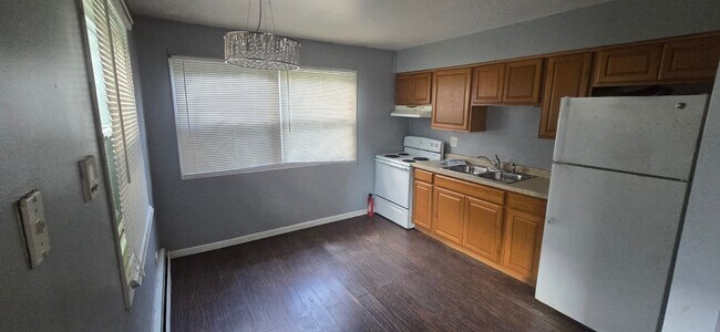Building Photo - 11 S Whispering Hills Dr
