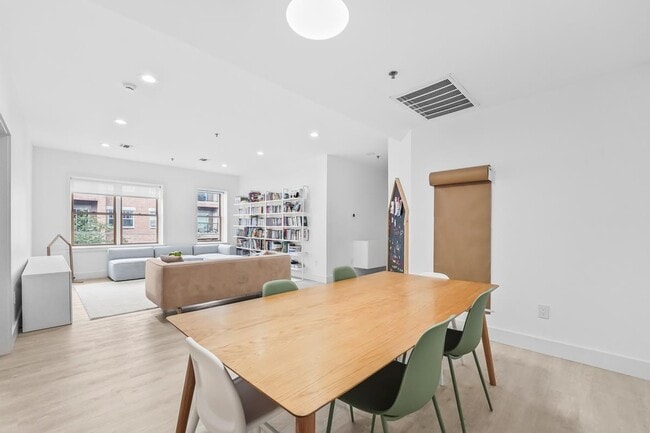 Building Photo - 1107 Grand St