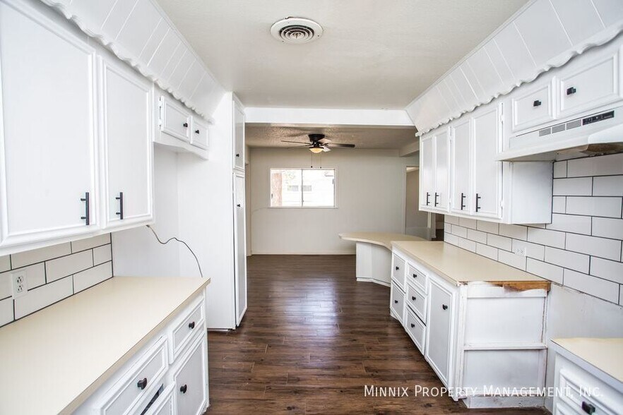 Building Photo - 502 2nd Pl