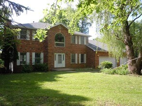 Building Photo - 3-4 Bedroom Executive Home on 5 Acres has 4 Baths and a 3 Car Garage!!