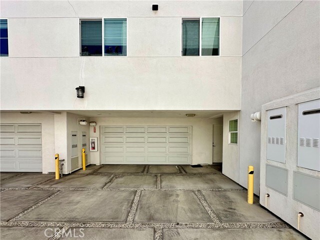 Building Photo - 14019 Vanowen St