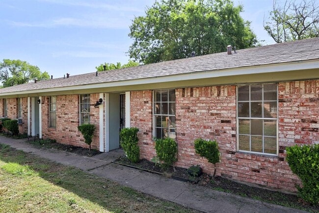 Building Photo - 903 N Meadows Dr