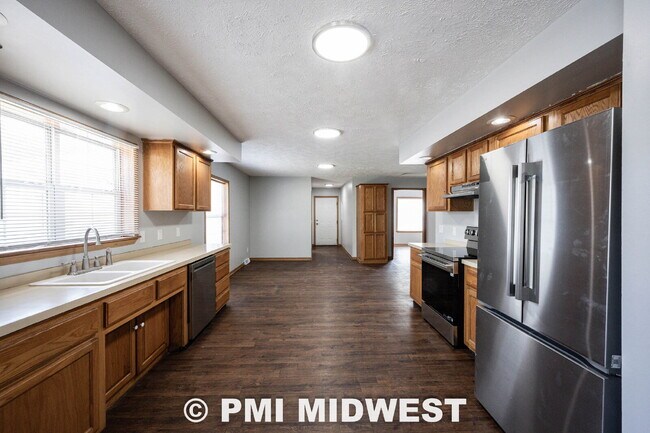 Building Photo - "Charming 4-Bedroom Home with 2 Full Baths in Arcadia – Your Spacious Retreat Awaits!"