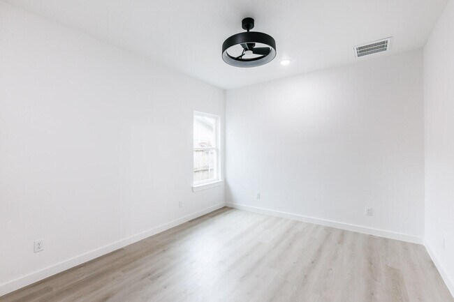 Building Photo - 1704 Elkhart Ave