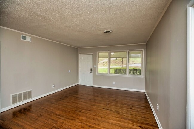 Building Photo - ** 3 bed 2 bath located in Forrest Hills ** Call 334-366-9198 to schedule a self showing