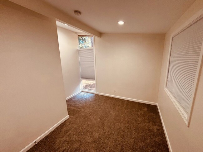 Building Photo - Charming 4 bedroom 2 bath home- West Linn, OR