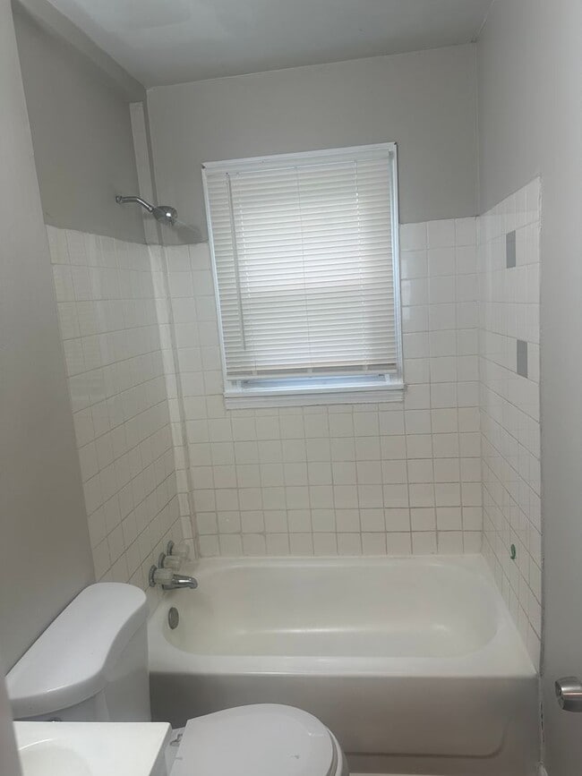 Building Photo - A beautiful newly renovated 3 Bed, 1 full ...