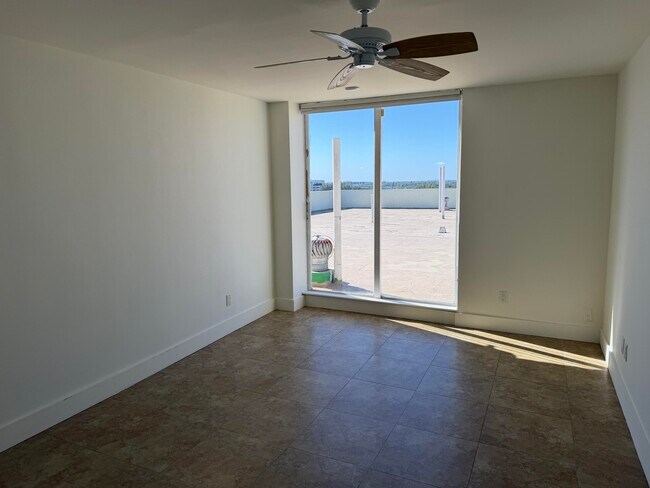 Building Photo - 2000 NE 135th St