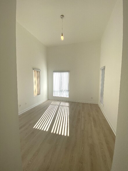 Building Photo - 465 Oak St