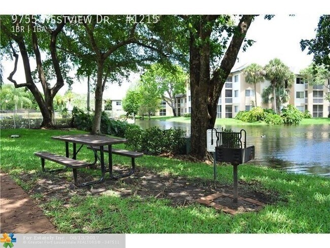 Building Photo - 9755 Westview Dr