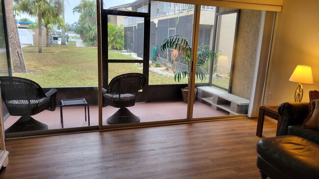 Building Photo - Annual or short term turnkey furnished ground floor condo near Siesta Key