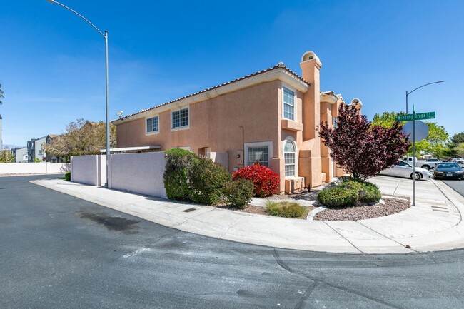 Building Photo - 3 Bedroom Townhouse with attached garage i...