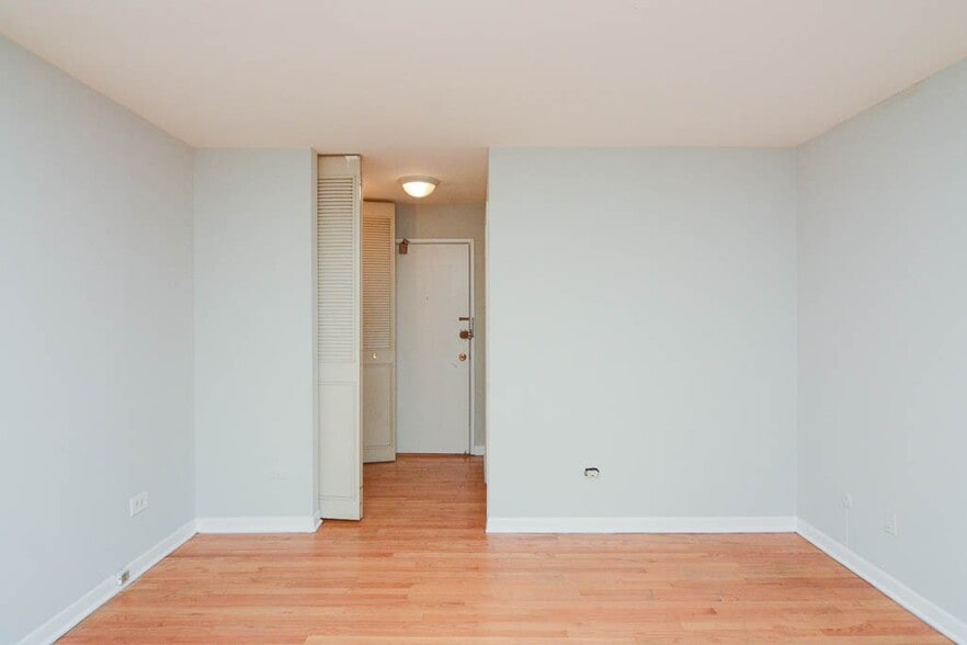 Building Photo - 503 W Briar Pl
