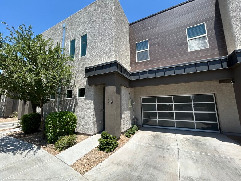 Building Photo - 2315 E Pinchot Ave