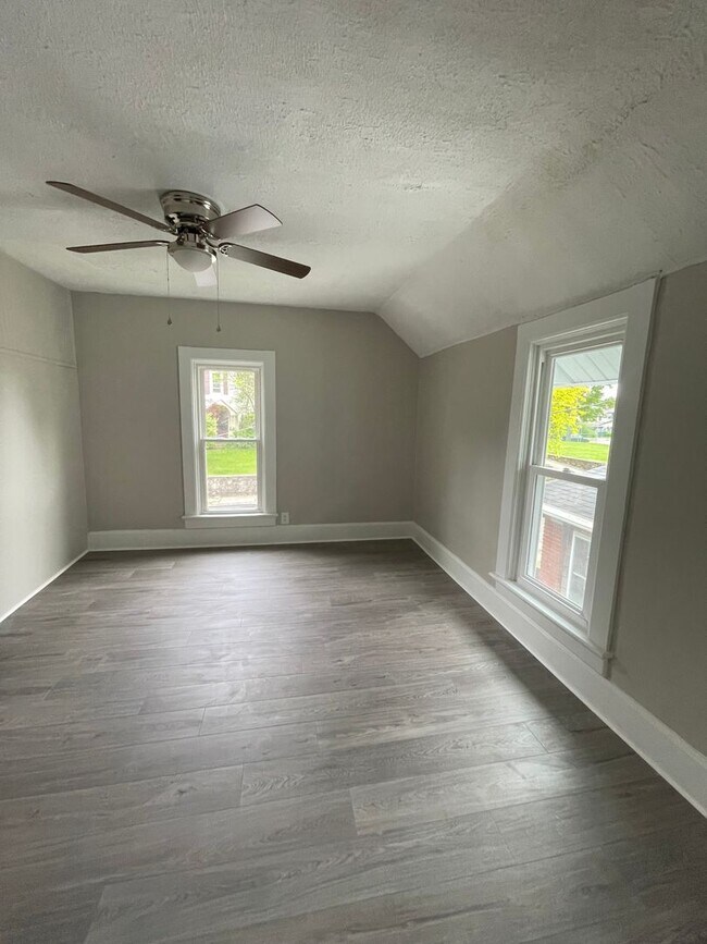 Building Photo - Three Bedroom House