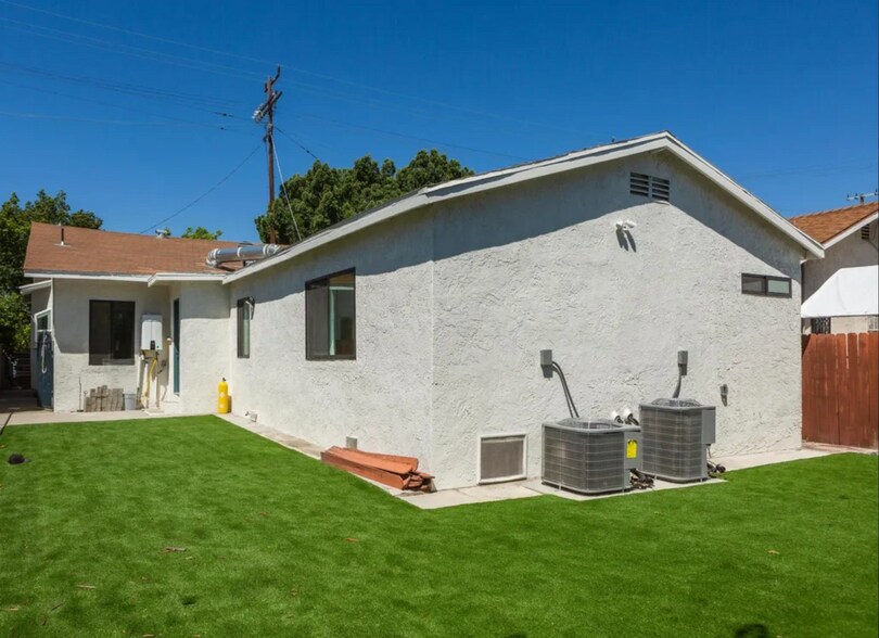 Large Well Maintained Bakyard. - 3206 Darwin Ave