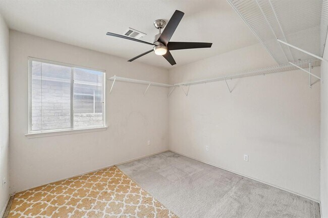 Building Photo - 1724 Darjeeling Dr