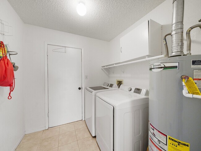 Building Photo - 2239 Highland Hills Dr