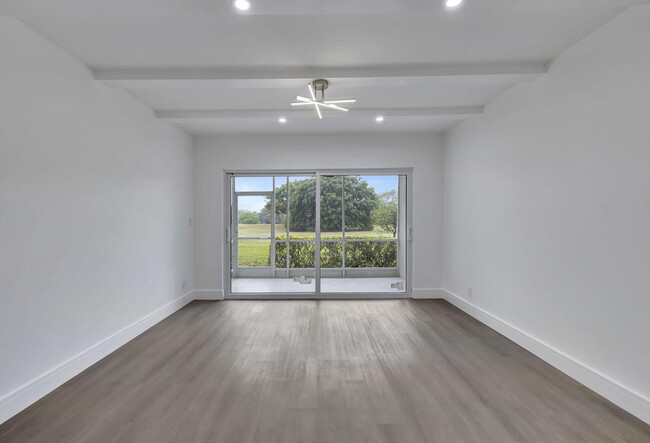 Building Photo - 3100 N Palm Aire Dr