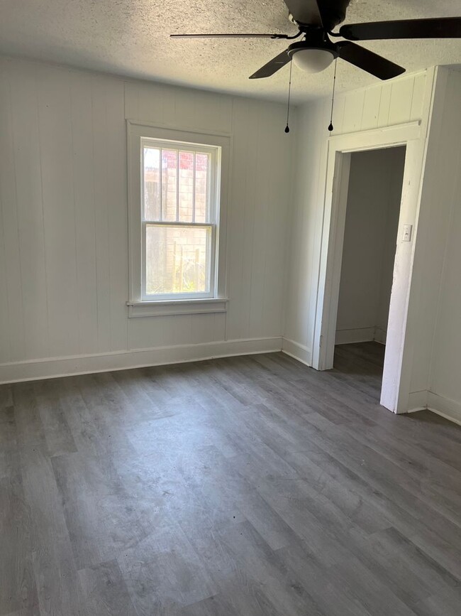 Building Photo - Recently Remodeled 3 bedroom 2 full bathro...