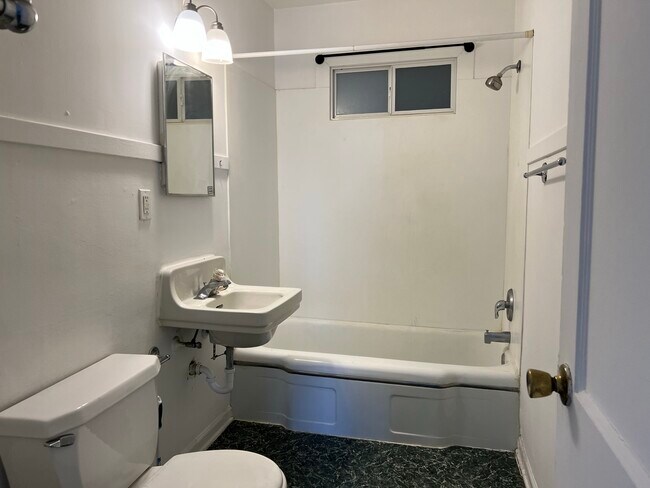 Building Photo - 10 E Jefferson Ave