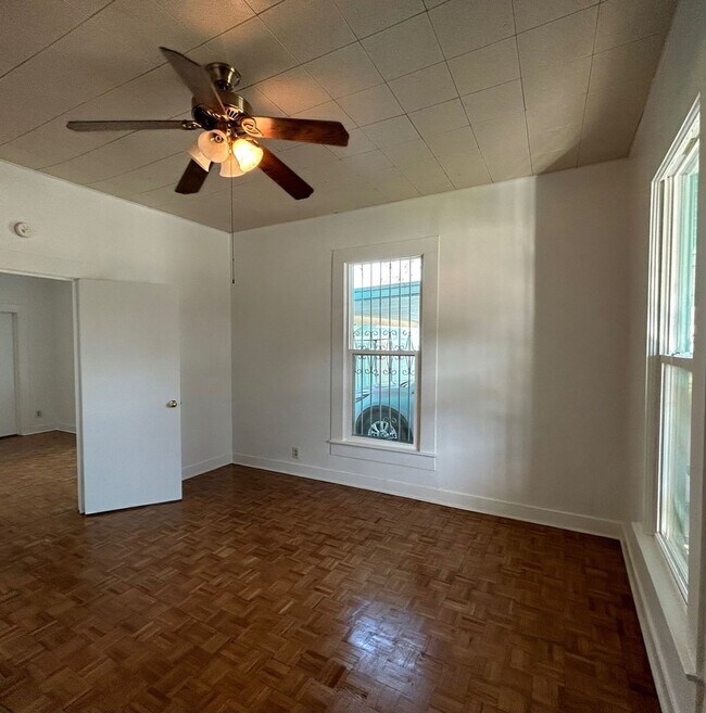 Building Photo - $500 OFF FIRST MONTH'S RENT IF MOVED IN BY...